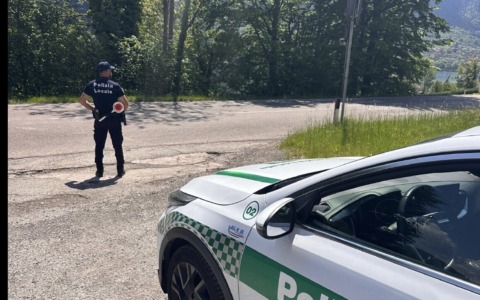 Sulla moto priva di targa e assicurazione: trovato dopo sei mesi, era scappato lanciando il casco contro gli agenti