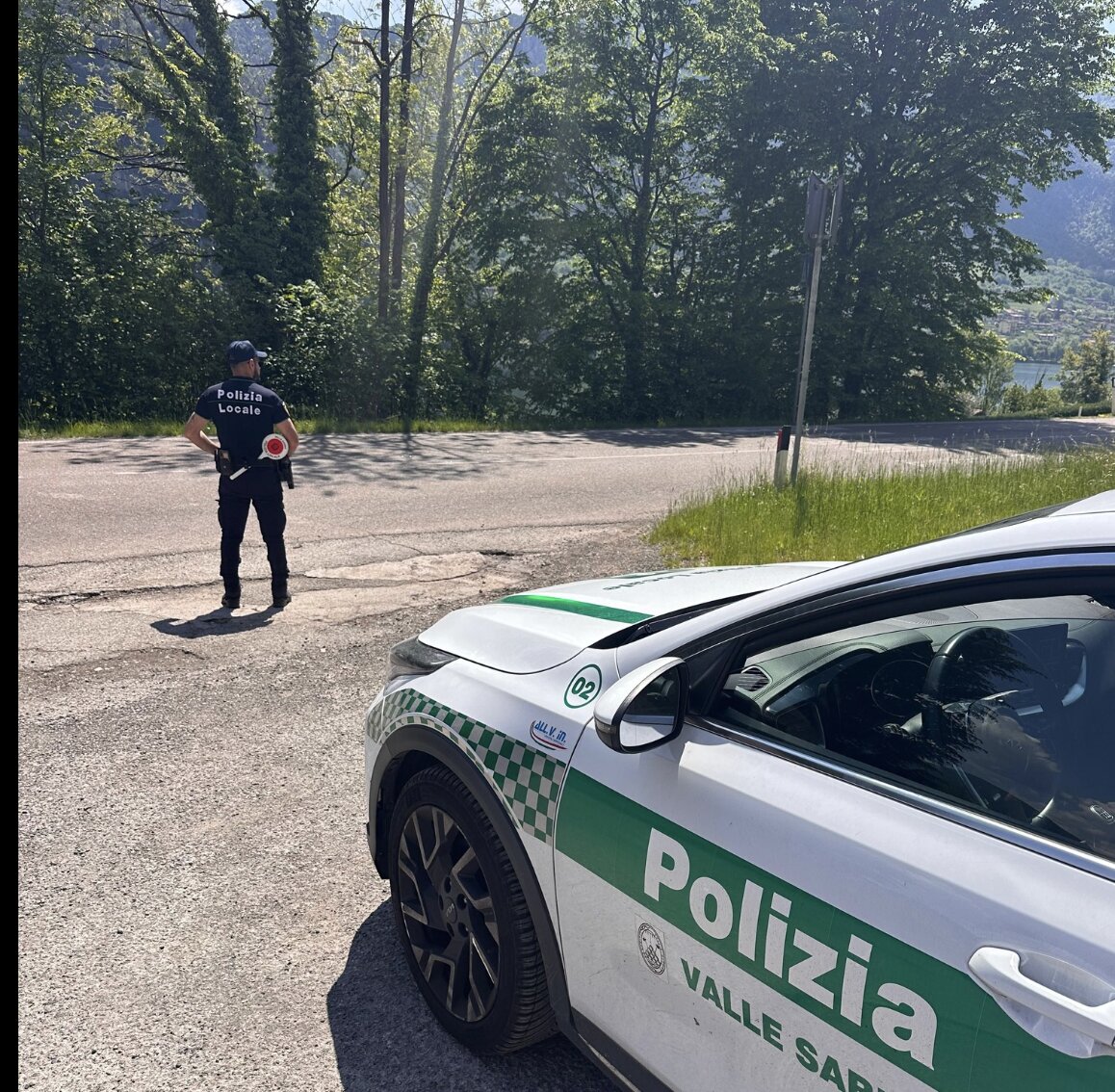 Sulla moto priva di targa e assicurazione: trovato dopo sei mesi, era scappato lanciando il casco contro gli agenti