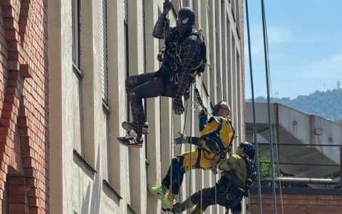 Spedali Civili di Brescia: supereroi e supereroine sospesi nel vuoto per salutare i piccoli pazienti