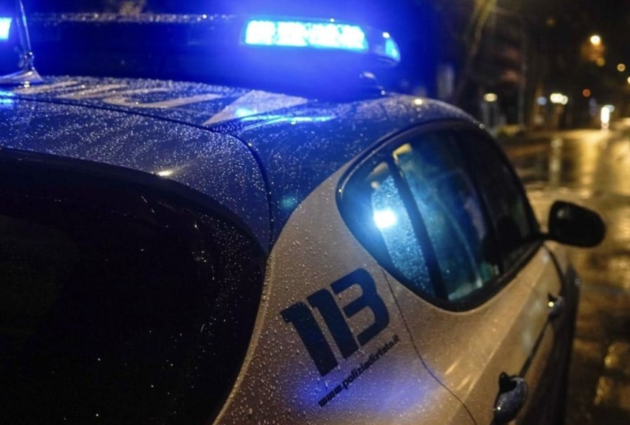 Tampona con l’auto la ex compagna, da tempo la pedinava e minacciava: arrestato pluripregiudicato