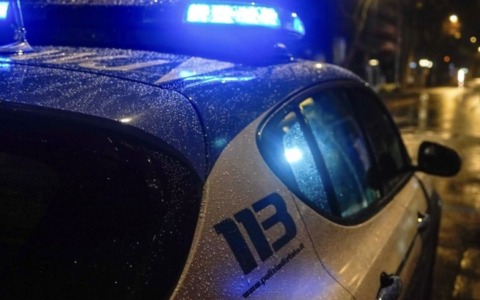 Tampona con l’auto la ex compagna, da tempo la pedinava e minacciava: arrestato pluripregiudicato