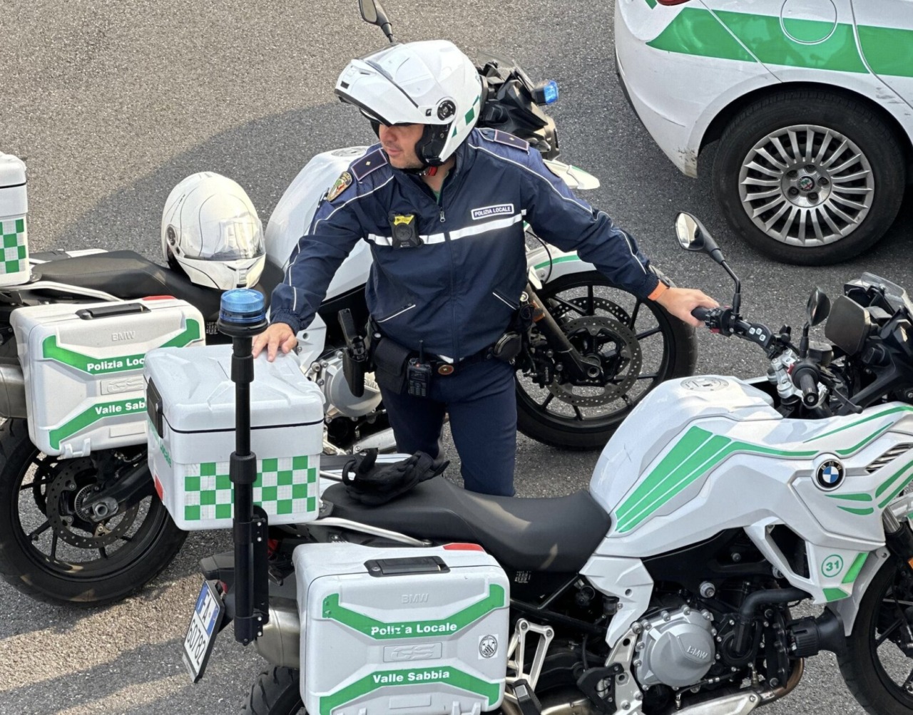 Ubriaco nel parcheggio del supermercato, infastidisce i presenti: scatta il Daspo