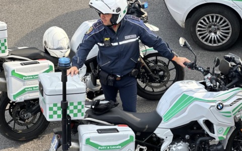 Ubriaco nel parcheggio del supermercato, infastidisce i presenti: scatta il Daspo