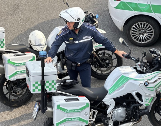 Ubriaco nel parcheggio del supermercato, infastidisce i presenti: scatta il Daspo