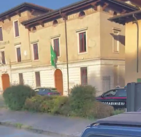 Si finge carabiniere per truffare il parroco di Palazzolo sull’Oglio: all’appuntamento si presentano quelli veri
