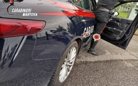 Viola il divieto di avvicinamento alla casa della ex che aveva picchiato con tubi metallici: 37enne arrestato