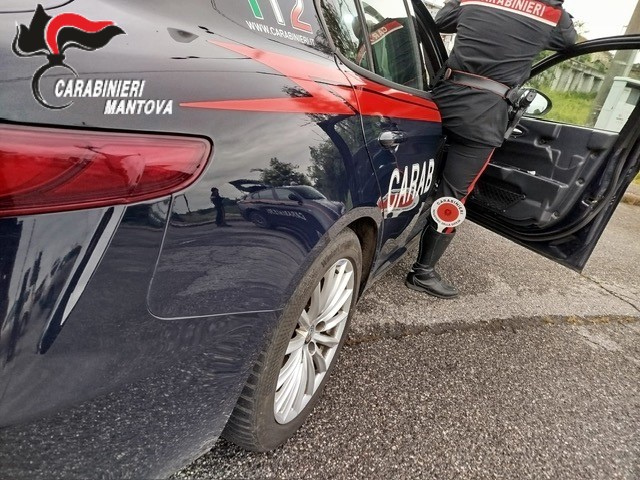 Viola il divieto di avvicinamento alla casa della ex che aveva picchiato con tubi metallici: 37enne arrestato