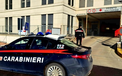 Ubriaco, molesta i pazienti al Pronto soccorso di Chiari e aggredisce i carabinieri: denunciato