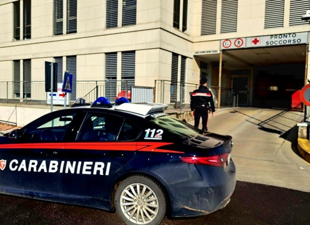 Ubriaco, molesta i pazienti al Pronto soccorso di Chiari e aggredisce i carabinieri: denunciato
