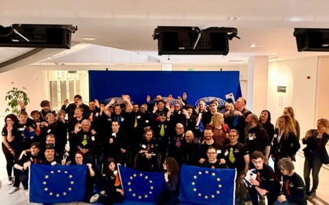 La SI può fare band fa cantare l’Europarlamento