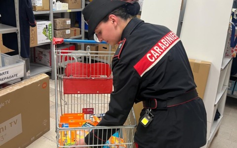 Corte Franca, ruba 1.800 euro di rasoi e lamette all’Esselunga: denunciato 33enne
