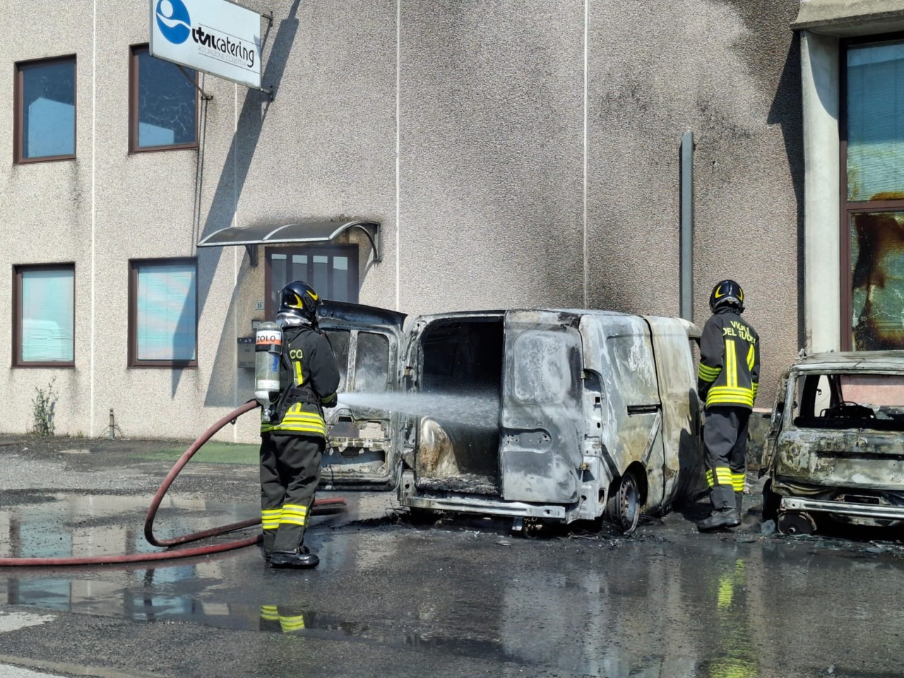 Tre veicoli in fiamme fuori da un’azienda nei pressi del casello di Rovato