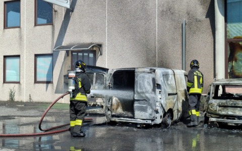 Tre veicoli in fiamme fuori da un’azienda nei pressi del casello di Rovato