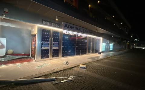 Sfondano la vetrata della sala slot per rubare il bancomat: doppia spaccata a Erbusco e Cazzago San Martino