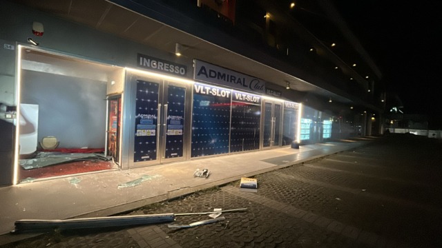 Sfondano la vetrata della sala slot per rubare il bancomat: doppia spaccata a Erbusco e Cazzago San Martino