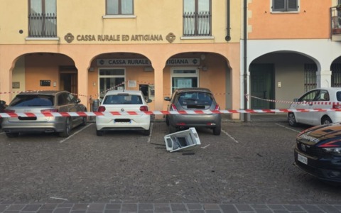 Comezzano Cizzago, fanno saltare il bancomat con l’esplosivo: ladri in fuga, ingenti i danni