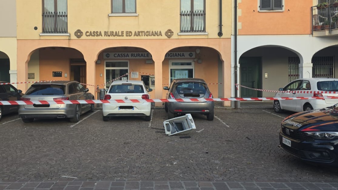 Comezzano Cizzago, fanno saltare il bancomat con l’esplosivo: ladri in fuga, ingenti i danni