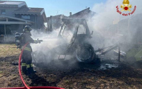 Trattore avvolto dalle fiamme, fortunatamente nessun ferito