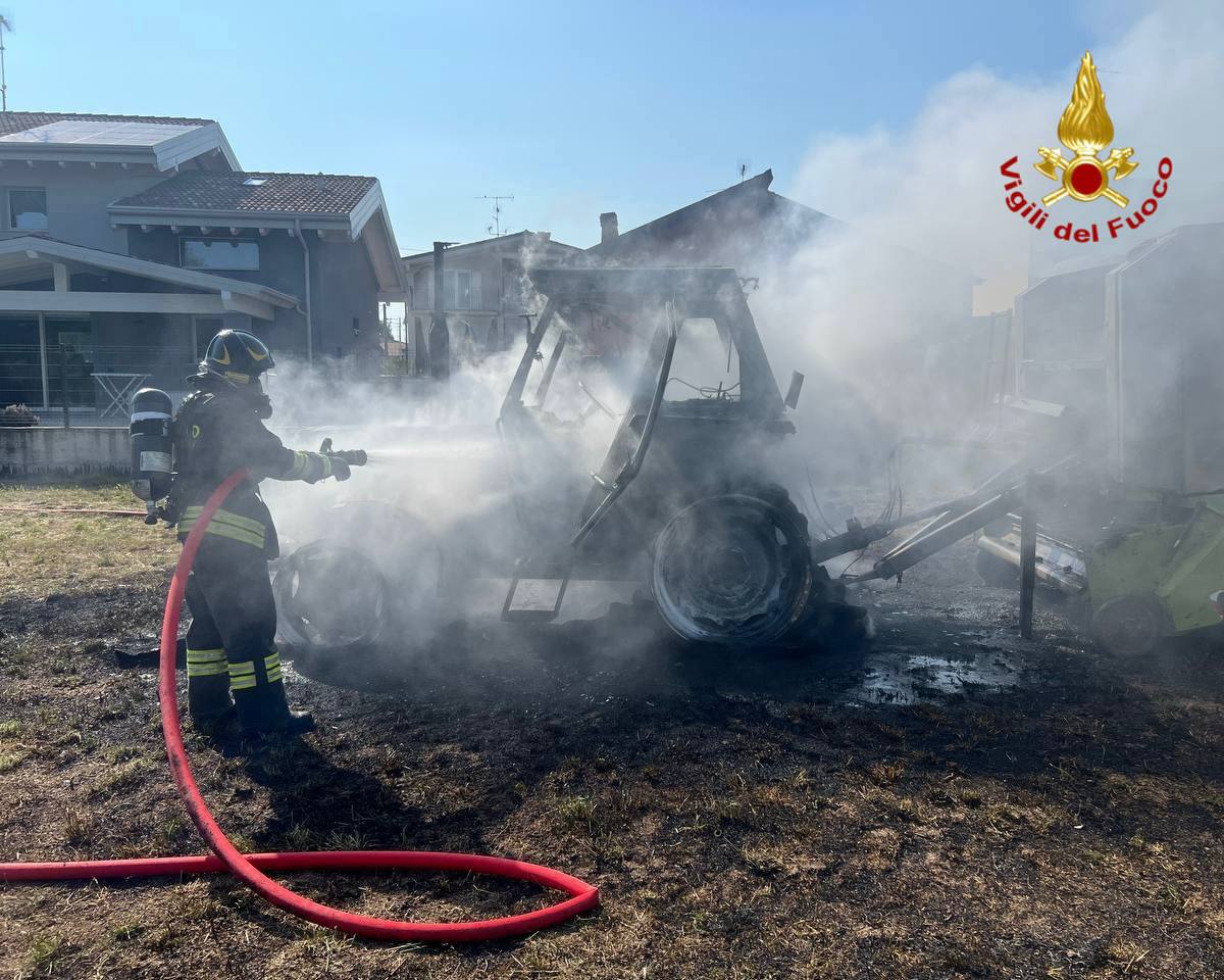Trattore avvolto dalle fiamme, fortunatamente nessun ferito