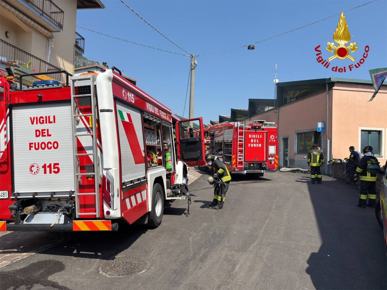 Fiamme divampano in un’officina meccanica