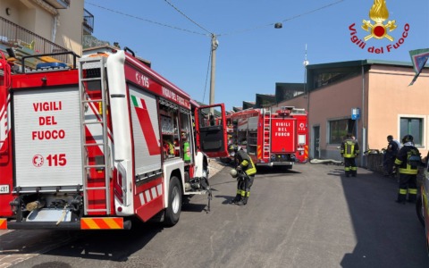 Fiamme divampano in un’officina meccanica