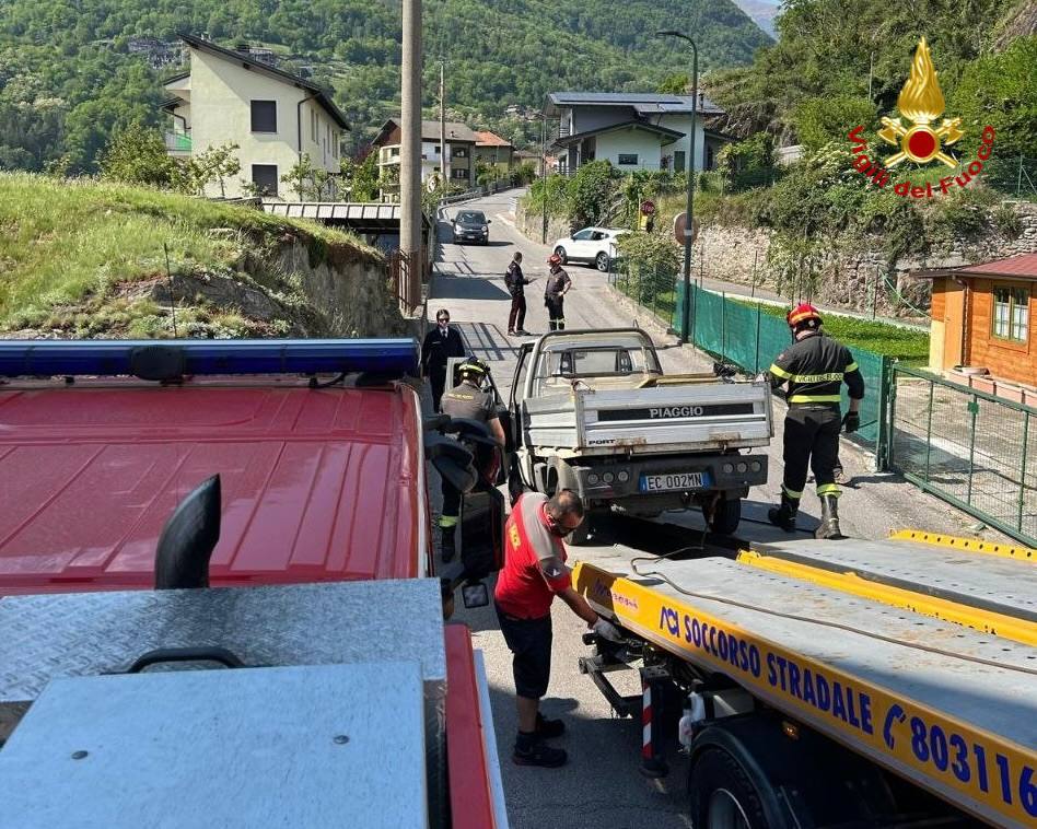 Autista imprigionato nell’abitacolo di un furgoncino dopo un incidente contro un costone di roccia