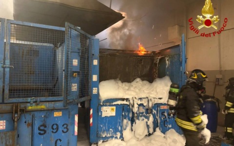 Incendio in un’azienda di rifiuti speciali a Sarezzo: in fiamme un compattatore