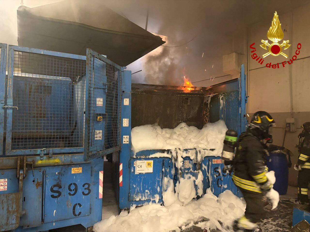 Incendio in un’azienda di rifiuti speciali a Sarezzo: in fiamme un compattatore