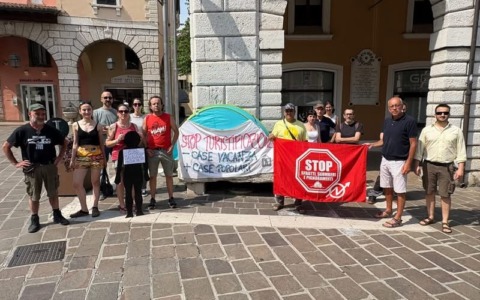 Collettivo Gardesano Autonomo in piazza contro la turistificazione del lago