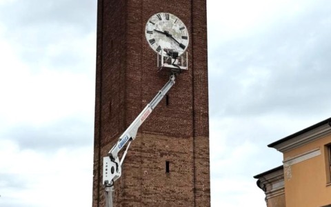 L’orologio della torre torna a segnare le ore