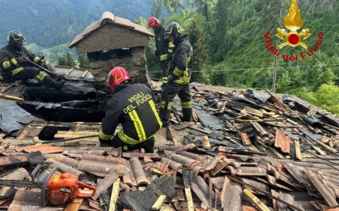 Incendio in un appartamento di Borno: le fiamme raggiungono il tetto