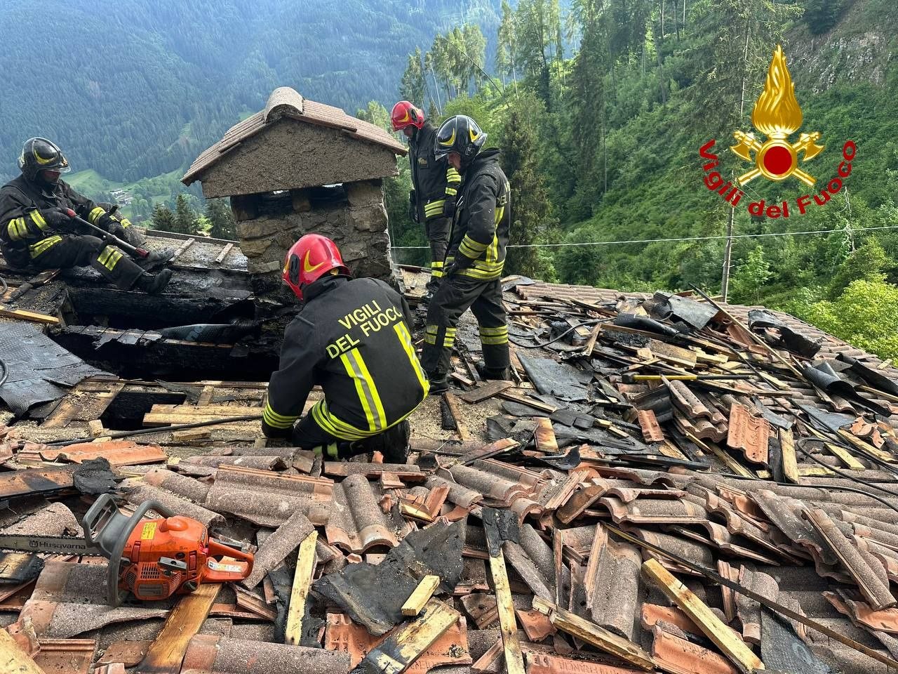 Incendio in un appartamento di Borno: le fiamme raggiungono il tetto