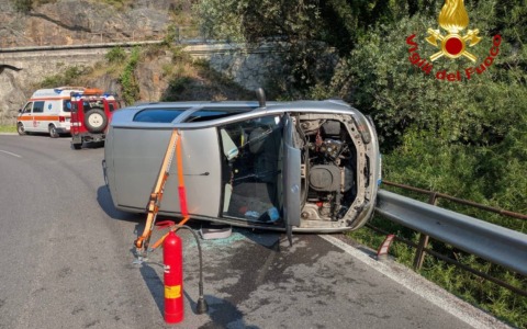 Sonico: auto finisce a ruote all’aria, è stato il conducente stesso ad allertare i soccorsi