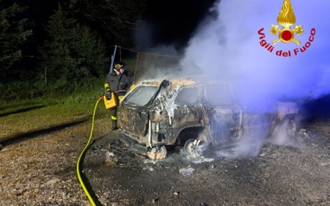 Auto a fuoco ad Artogne: l’intervento dei Vigili del Fuoco