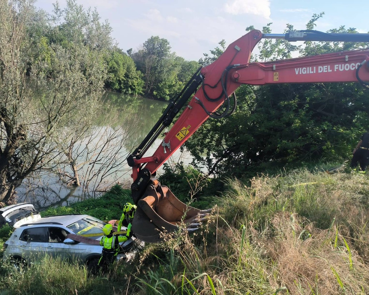 Auto finisce nel fiume: i Vigili del Fuoco di Brescia intervengono nel Cremonese
