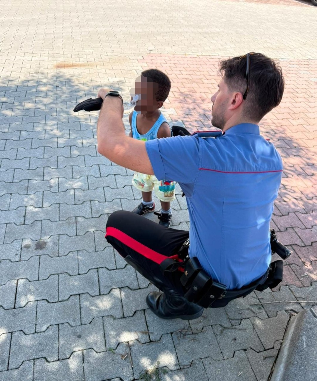 Bassa Bresciana: due bambini piccoli rimasti bloccati in auto, l’intervento dei carabinieri