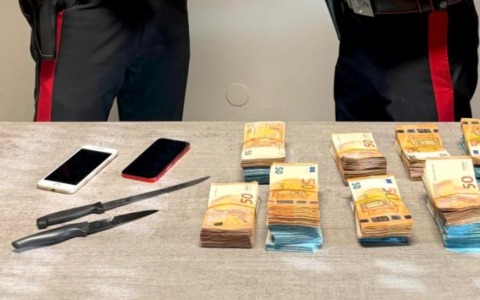 Beccato in auto con armi e 100mila euro in contanti : denunciato un 46enne