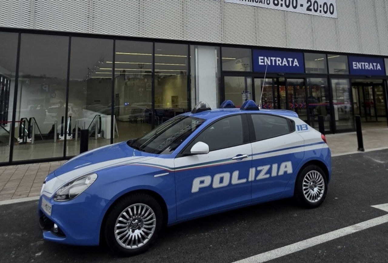 Bottiglie di alcolici e un coltello: in tre tentano di fuggire dopo il furto al supermercato, arrestati