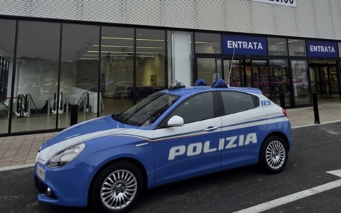 Bottiglie di alcolici e un coltello: in tre tentano di fuggire dopo il furto al supermercato, arrestati