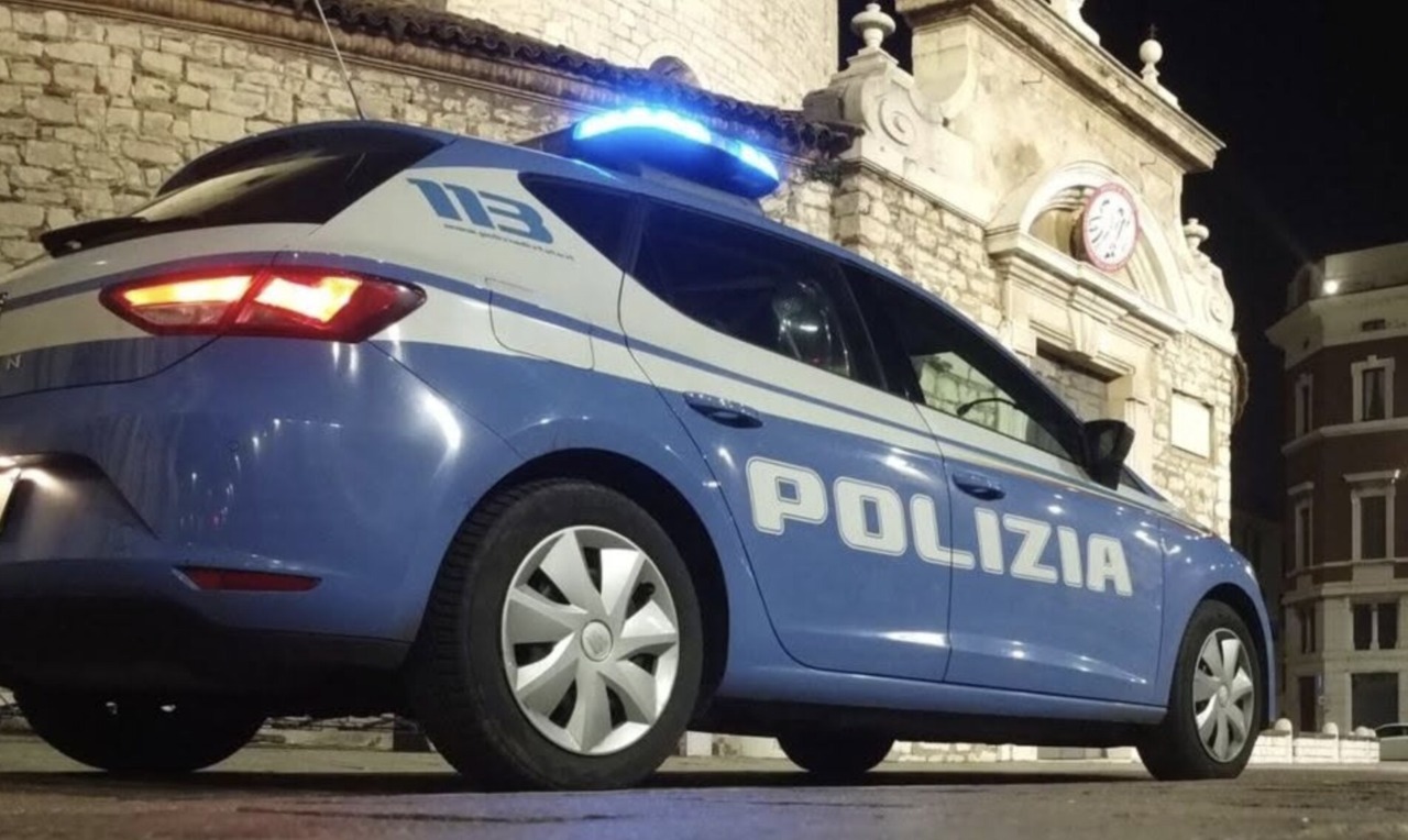 Brescia: infrangono i finestrini delle auto in sosta, una donna in manette