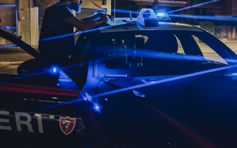 Brescia: 25enne beccato con un coltello, spintona gli agenti ma viene arrestato