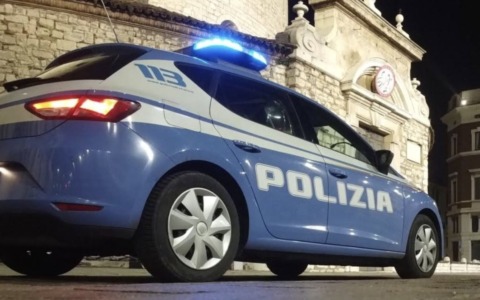 Brescia: infrangono i finestrini delle auto in sosta, una donna in manette