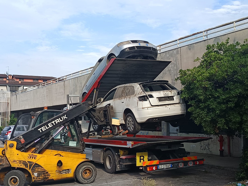 Brescia: la Locale rimuove 25 veicoli abbandonati dall’autorimessa della Torre Cimabue