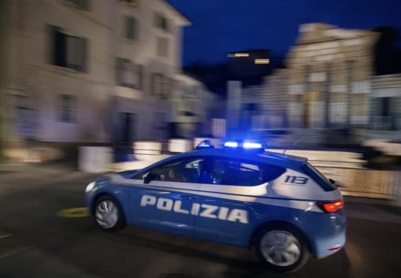 Brescia: distrugge la vetrina dell’edicola dopo aver minacciato il proprietario