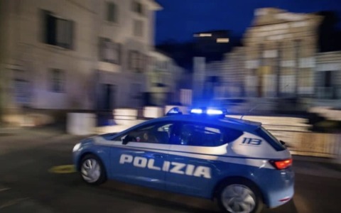 Brescia: distrugge la vetrina dell’edicola dopo aver minacciato il proprietario
