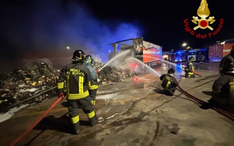 Castenedolo: a fuoco il contenuto del rimorchio di un autoarticolato nel parcheggio di un’azienda