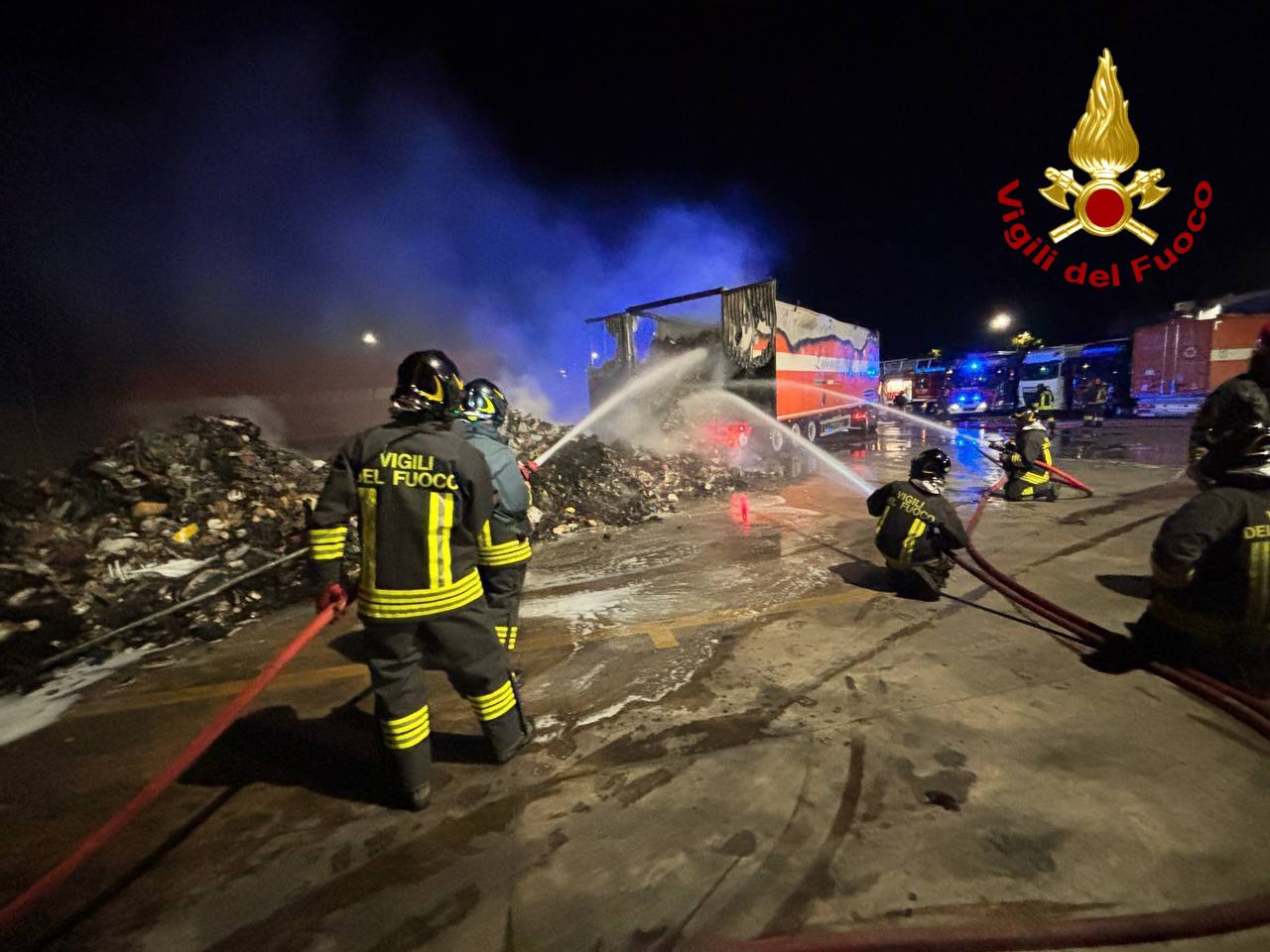 Castenedolo: a fuoco il contenuto del rimorchio di un autoarticolato nel parcheggio di un’azienda