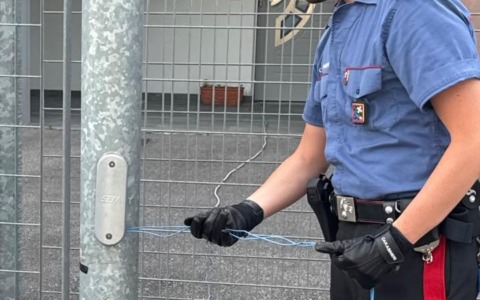 Cerveno: si allaccia abusivamente alla rete elettrica, denunciato un 48enne