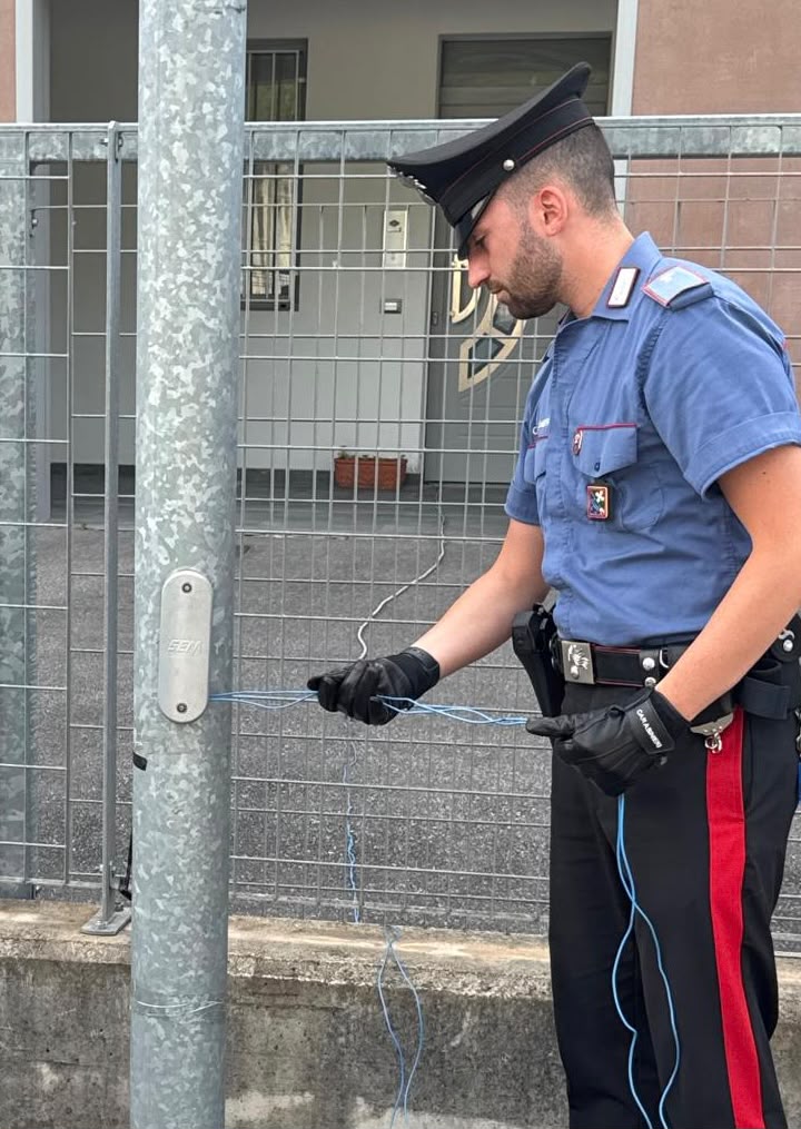 Cerveno: si allaccia abusivamente alla rete elettrica, denunciato un 48enne