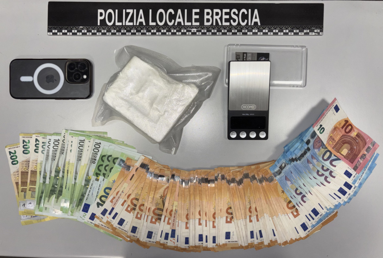Cocaina: barman spacciatore cede la droga e poi torna a servire cocktail, arrestato